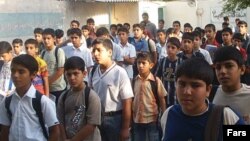 ایران در حال حاضر پانزده ميليون دانش آموز دارد.(عکس: فارس)
