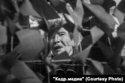 Женщина за плетением маскировочной сети на акции древонасаждения. Фото: Марина Сычева