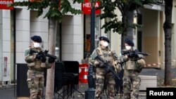 Ниццадагы калабадан кийин күч түзүмдөрү аянтты курчашты. 29-октябрь, 2020-жыл.