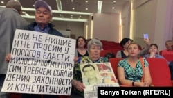Собравшиеся в центральном офисе партии «Нур Отан» люди, недовольные решениями судов. Слева – пенсионер из Восточно-Казахстанской области Владимир Тарасов. Рядом с ним – его жена Валентина Тарасова. Нур-Султан, 4 июня 2019 года.
