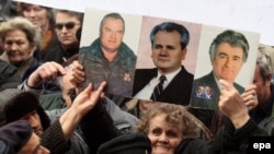 Младич, Караджич жана Милошевичти Сербияда көптөр дале баатыр дешет