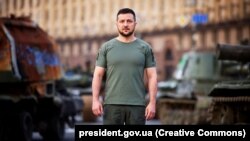 Украин президентинин Владимир Зеленскийдин Эгемендик күнүнө байланыштуу куттуктоо учуру. Талкаланган орус техникасынын фонунда. Киев, Украина. 24-август, 2022-жыл.