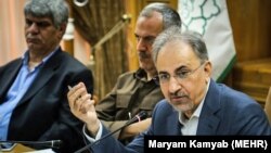 محمدعلی نجفی، شهردار تهران، روز ۲۴ دی گزارشی از تخلفات مدیریت سابق شهرداری را به شورای شهر ارائه کرد. 