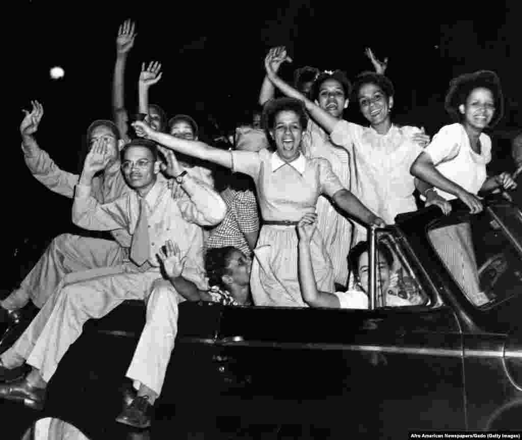 Mladi Amerikanci slave kraj rata, Baltimore, Maryland, Sjedinjene Američke Države, 8. maj 1945.