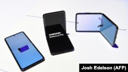 Буква Z в названии модели смартфона на презентации в Сан-Франциско (США). 2020 год