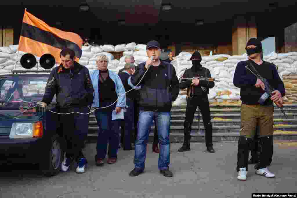"Народный мэр" Славянска Вячеслав Пономарев выступает на митинге.