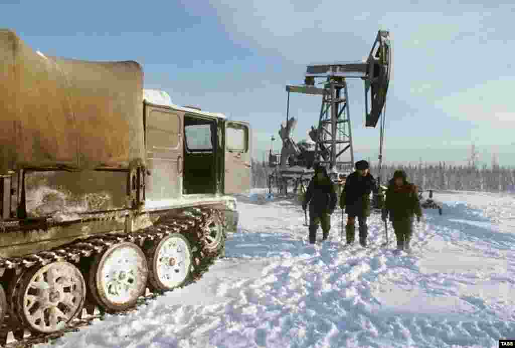 1986: падение цен нефти на мировом рынке с 27 до 10 долларов за баррель. В результате СССР лишается возможности оказывать щедрую финансовую поддержку своим сателлитам во всем мире. 