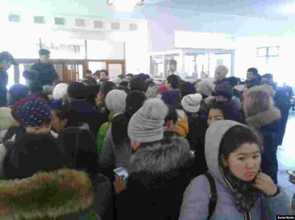 Жусуп Баласагын атындагы улуттук университеттеги 1060 шайлоо тилкесиндеги көрүнүш. Баары добуш берүүнү күтүп жатат. Рита Карасартованын сүрөтү. 