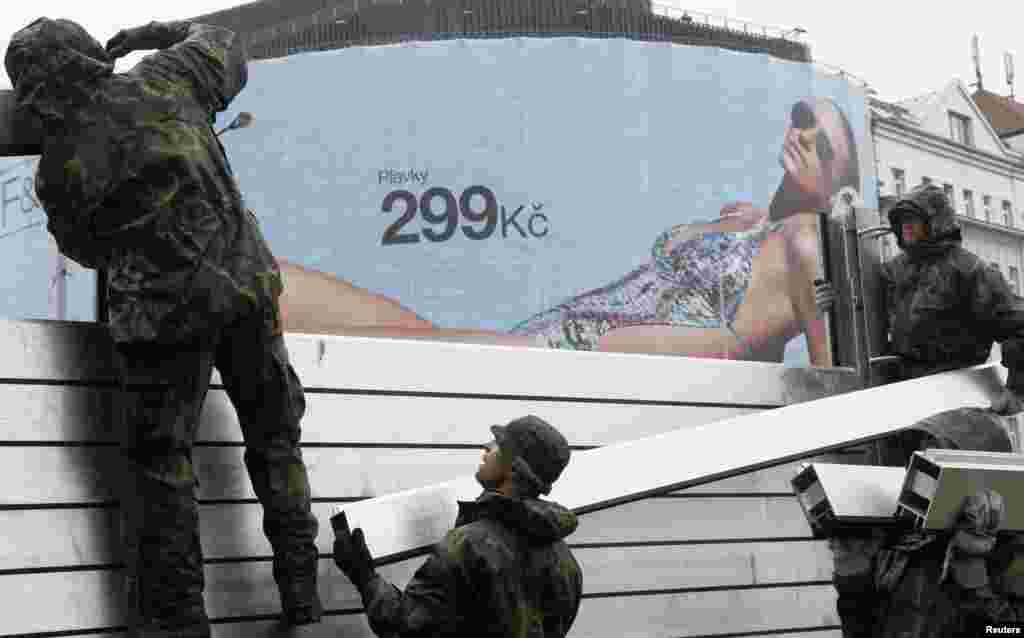 Češka - Vojnici postavljaju metalne barijere, Prag, 3. juni 2013. Foto: REUTERS / Petr Jošek