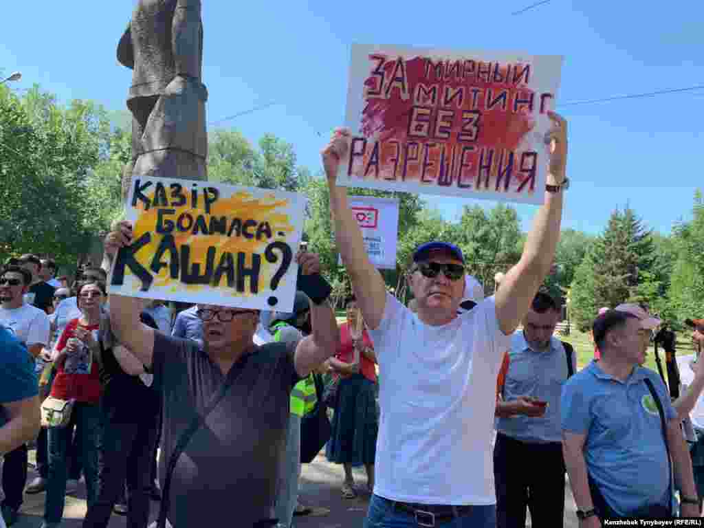 "Рұқсатсыз бейбіт митингі үшін" деген жазуы бар плкат ұстап тұрған белсенді Серікжан Мәмбеталин. Алматы, 30 маусым 2019 жыл.
