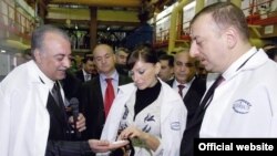 Президент Азербайджана Ильхам Алиев (справа) и его супруга Мехрибан Алиева на открытии сахарного завода Azersun Holding в Имишлинском районе. 23 марта 2006
