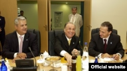 Premierul Adrian Năstase alături de Ion Iliescu și Mircea Geoană