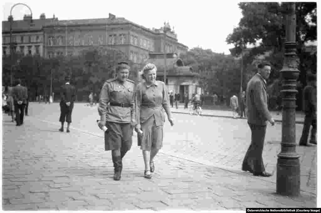 Советская военнослужащая прогуливается по Вене с подругой в 1946 году. Западная часть Вены и пригород были поделены на британский, американский и французский секторы. Советскому Союзу досталась восточная часть города. 