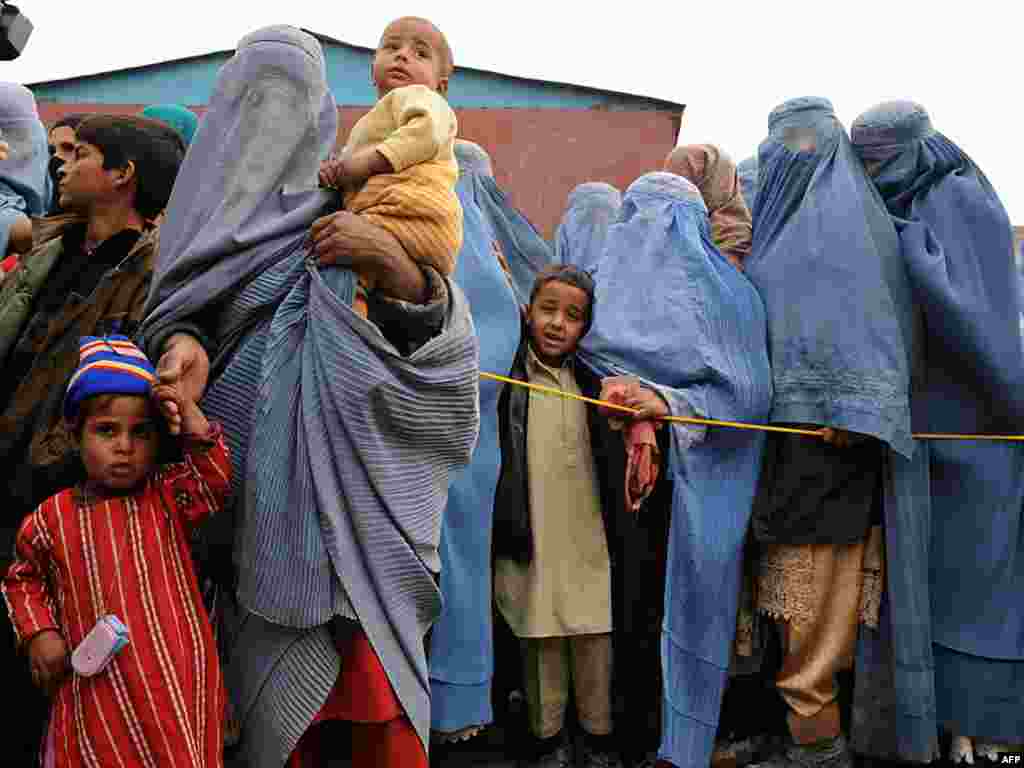 Afghanistan - Strplivo čekanje u redu, na pomoć u hrani i odjeći Foto: AFP / Shah Marai
