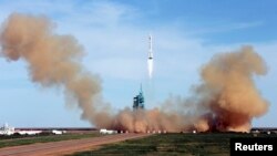 Запуск "Шэньчжоу-10" с экипажем из трех человек с космодрома в провинции Ганьсу. Китай, 11 июня 2013 года.