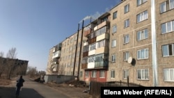 Көмірмен жылитын бесқабатты тұрғын үйдің қазандығының мұржасынан шығып жатқан түтін. Шахан кенті, Қарағанды облысы, 6 қараша 2020 жыл.