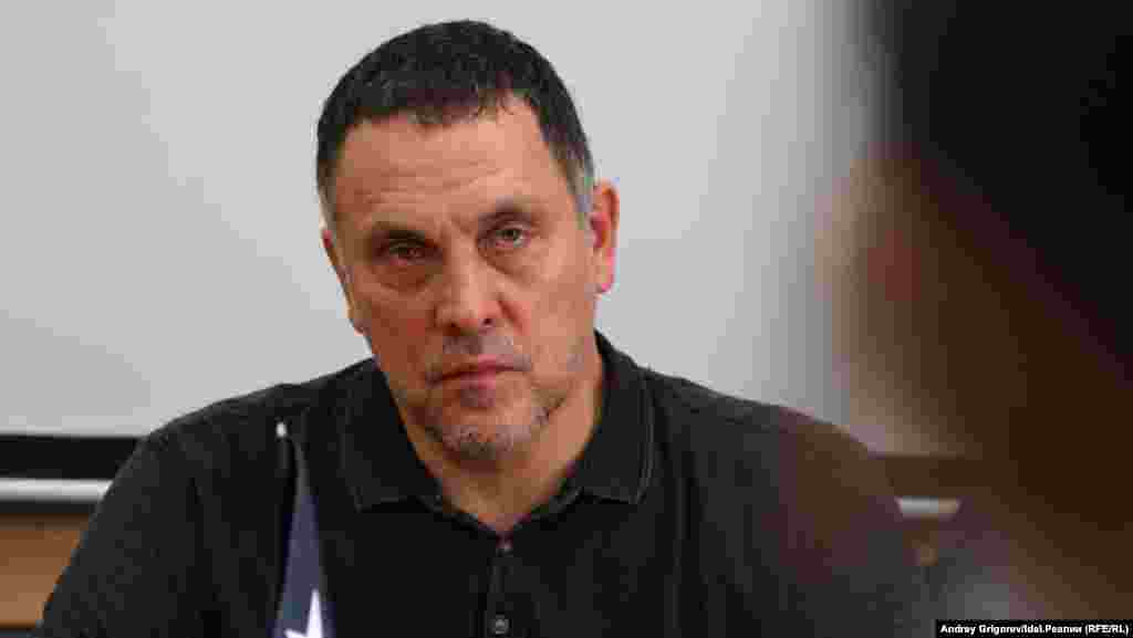 "Подать в суд на РПСС, доказывая, что у нас не той ручкой поставлены подписи, не тем цветом?.. Это как называется? Это уже не спойлерство. Это называется стукачество и б... (непечатное слово, которым обычно характеризуют крайнюю половую распущенность). Это и есть самая настоящая политическая проституция". 
