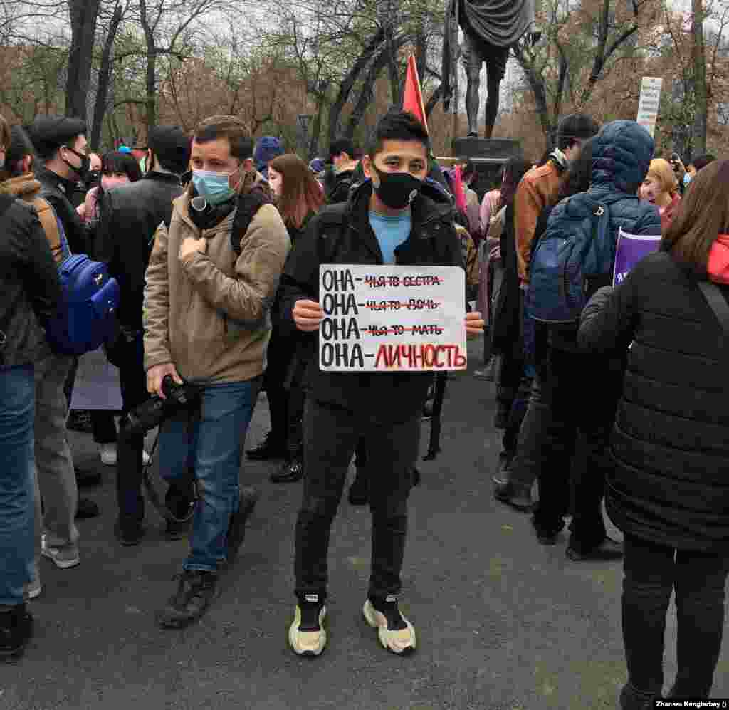 Женский марш и последующий митинг продолжились ровно два часа. У памятника Шокану Уалиханову — конечного пункта марша — организаторы еще раз огласили свои требования и прочли резолюцию. 