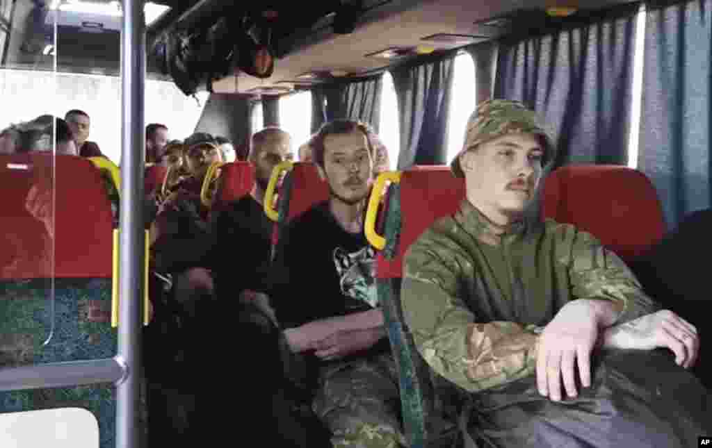 Ushtarët ukrainas që po mbronin fabrikën e çelikut në Mariupol, në Azovstal, ulen në një autobus pasi u dorëzuan te forcat pro-ruse më 17 maj.