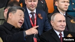 9 май, паради ҳарбӣ дар Маскав. Раҳбари Чин Си Ҷинпин дар паҳлӯи президенти Русия Владимир Путин нишастааст