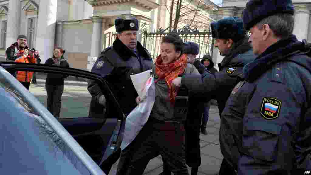 6 апрельдә Петербурда һомосексуалларга каршы канунга ризасызлык белдергән хокук яклаучыны полиция алып китә