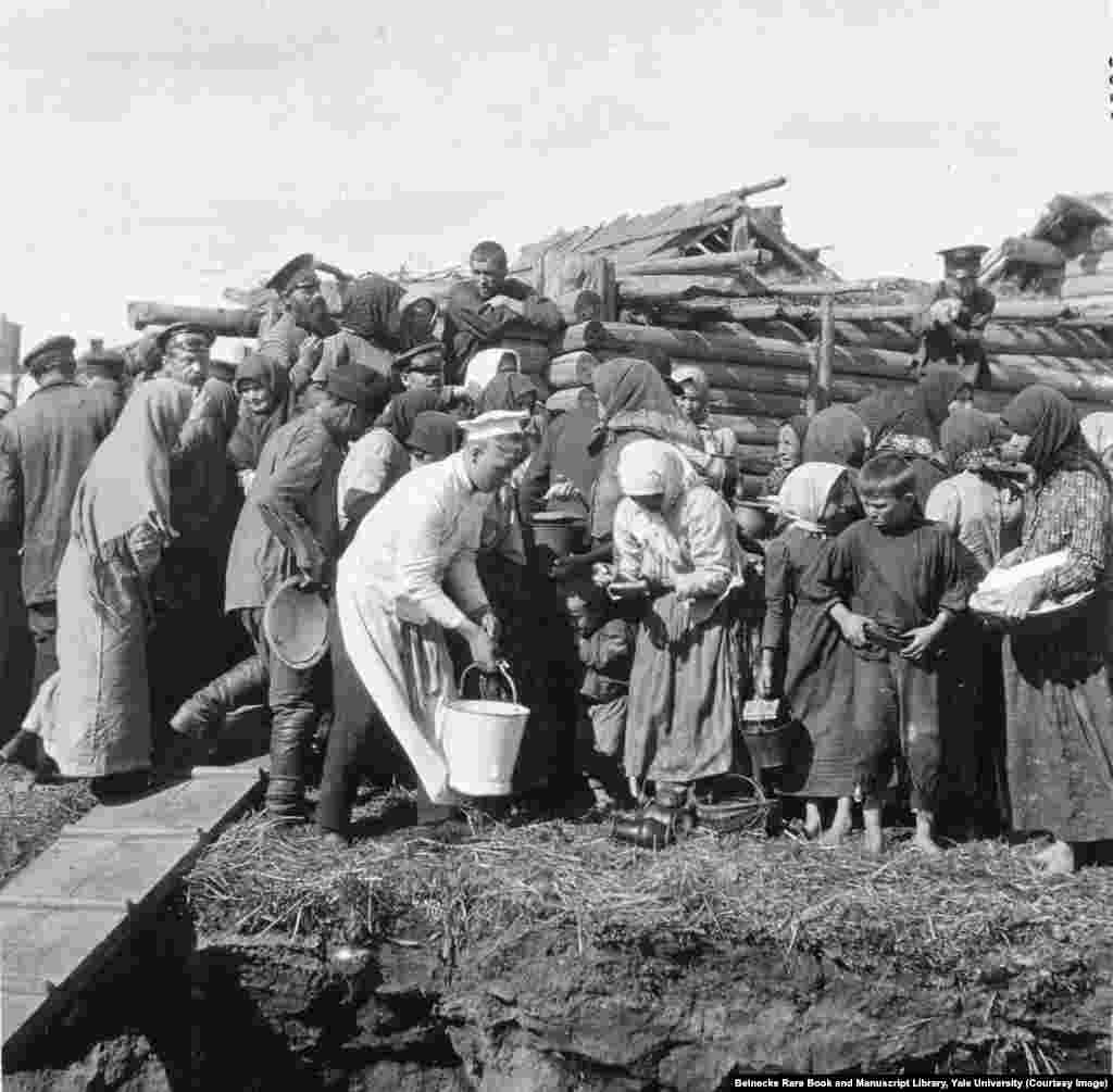 Деревенские жители, попавшие в объектив фотографа, во время поездки царя и его семьи. Это фото в альбоме царской семьи – одно из немногочисленных, запечатлевших обычных людей