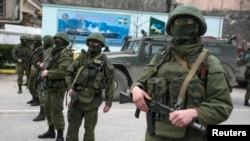 Крымдын аймагындагы куралчандардын көбү расмий белгиси жок формачан жүрүшөт. 1-март, 2014 -жыл. 