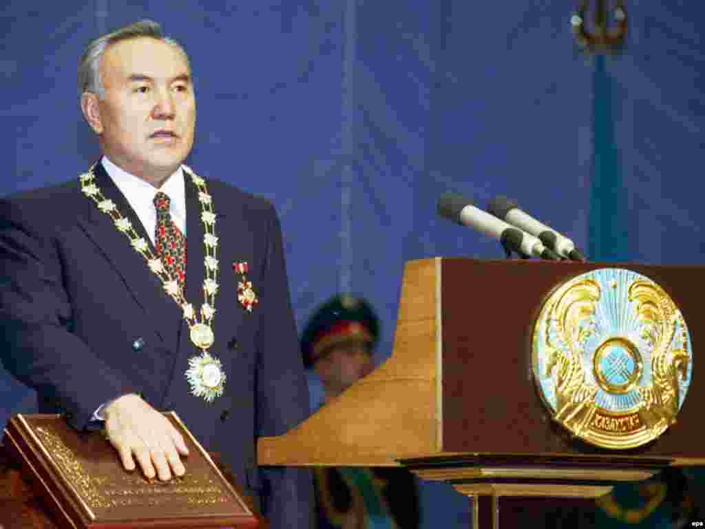 Соңғы ширек ғасырдан астам уақытта Қазақстанда бүкілхалықтық президент сайлауы бес рет – 1991, 1999, 2005, 2011 және 2015 жылдары өткізілді. Қазақ ССР-і кезіндегі алғашқы сайлаудан басқалары заңда белгіленген мерзімінде емес, кезектен тыс өтті. Сурет: Қазақстан президенті болып қайта сайланған Нұрсұлтан Назарбаев ант беріп тұр. Астана, 20 қаңтар 1999 жыл.