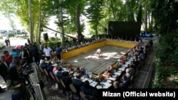 نمایی از نشست سفیران ۴۵ کشور خارجی در تهران با مسوولان زندان اوین و قوه قضاییه در محوطه زندان.