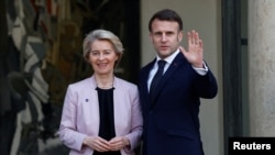 Президент Франции Эмманюэль Макрон приветствует президента Еврокомиссии Урсулу фон дер Ляйен, которая прибыла на встречу с европейскими лидерами по Украине в Париже, 17 февраля 2025 года.