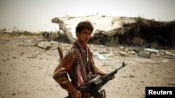 یکی از سربازان درگیر با حوثی‌ها در شهر زنجبار.