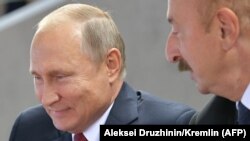 Россия президенти В.Путин (ч) ва Озарбайжон президенти И.Алиев (ў), Боку, 2018 йил 27 сентябри.