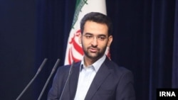 محمدجواد آذری جهرمی توئیت کرده که من تنها عضو باشگاه افراد تحریم شده نیستم.