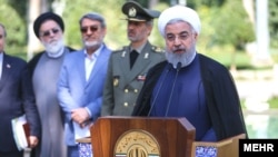 حسن روحانی می‌گوید که «همه باید حرف مردم را بشنوند البته برخی نمی‌خواهند گوش بدهند».
