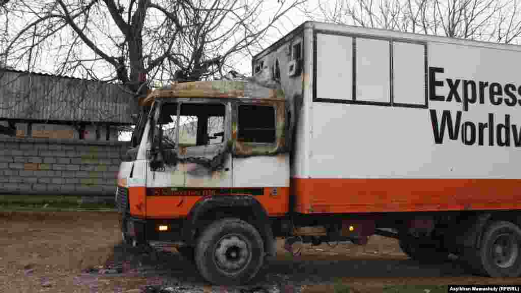 Горевший грузовой автомобиль жителя села Ынтымак Жамшида Сейфоллаева. Говорит, что поврежденный грузовик, на котором раньше возил овощи в другие районы, трудно починить. 