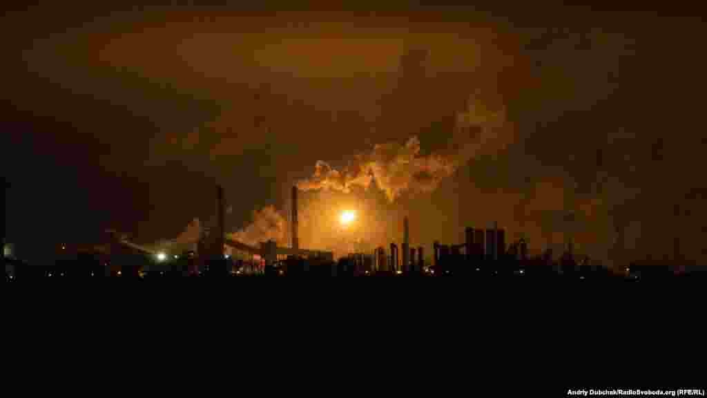 1 грудня минулого року на АКХЗ знов запалили факел автоматичного газоскидного пристрою. Із початком бойових дій на Донбасі цей факел, який завжди був символом стабільності виробництва, був вимкнений, адже обсяги готової продукції значно впали. Через кілька років «темряви», як кажуть на заводі, факел знов почав освітлювати донбаські степи