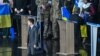 Зеленский менен Порошенко чөгөлөп жаткан ирмем. 19-апрель, 2019-жыл. Киев, Олимпийский стадионундагы дебат.