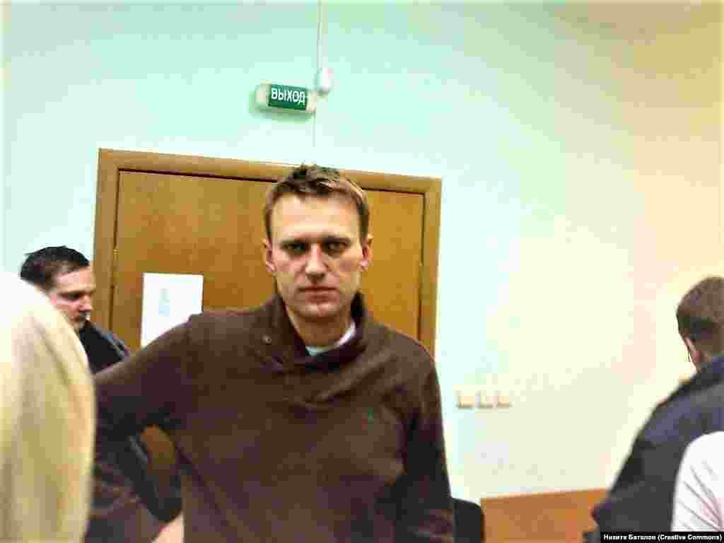 Алексей Навальный в суде в декабре 2011 года после задержания во время не согласованного с властями антиправительственного марша в Москве. Навального приговорили к 15 суткам ареста за «сопротивление сотрудникам правоохранительных органов». Впоследствии его много раз подвергали задержаниям и арестам.