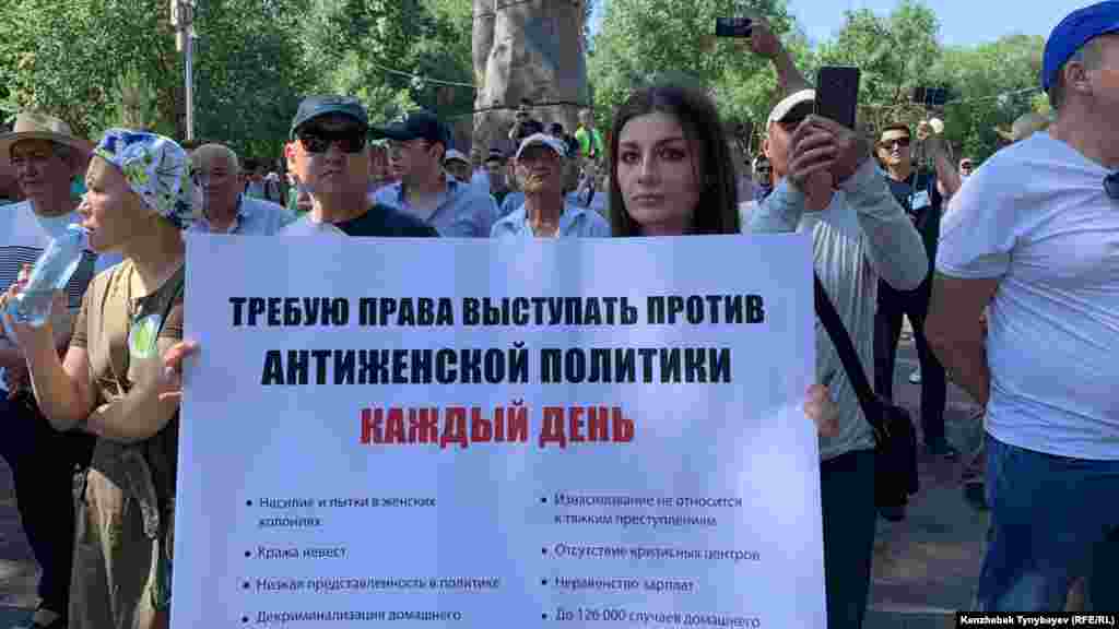 Түрлі жазуы бар плакат ұстаған азаматтар қоғамдық-саяси мәселелермен бірге әлеуметтік проблемаларды да қозғады. 