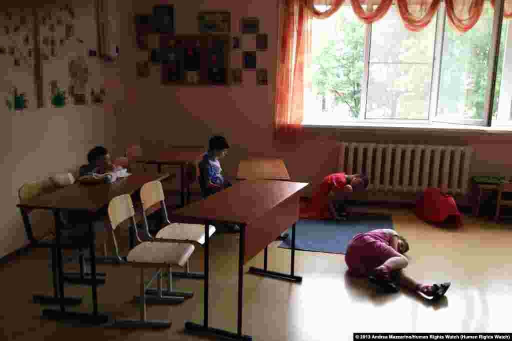 Ресейдің солтүстік-батыс аймағындағы мүгедек балаларға арналған мекемеде отырған 10-15 жас аралығындағы қыздар. 