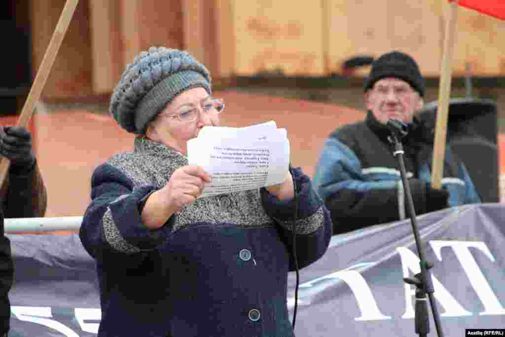 Митингта шагыйрә Нәҗибә Сафина чыгыш ясый