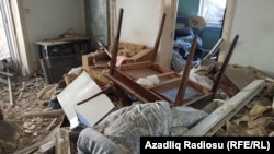 Дом в азербайджанском городе Гянджа, в который попала ракета, выпущенная со стороны Армении. 11 октября. Армянские силы и Азербайджан понесли военные и гражданские потери в результате боев, начавшихся в сентябре из-за сепаратистского региона Нагорный Карабах (Радио Азадлыг).