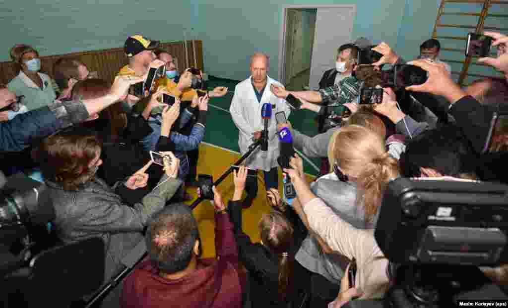Врач омской больницы сообщает журналистам, что Навального ввели в искусственную кому. 
