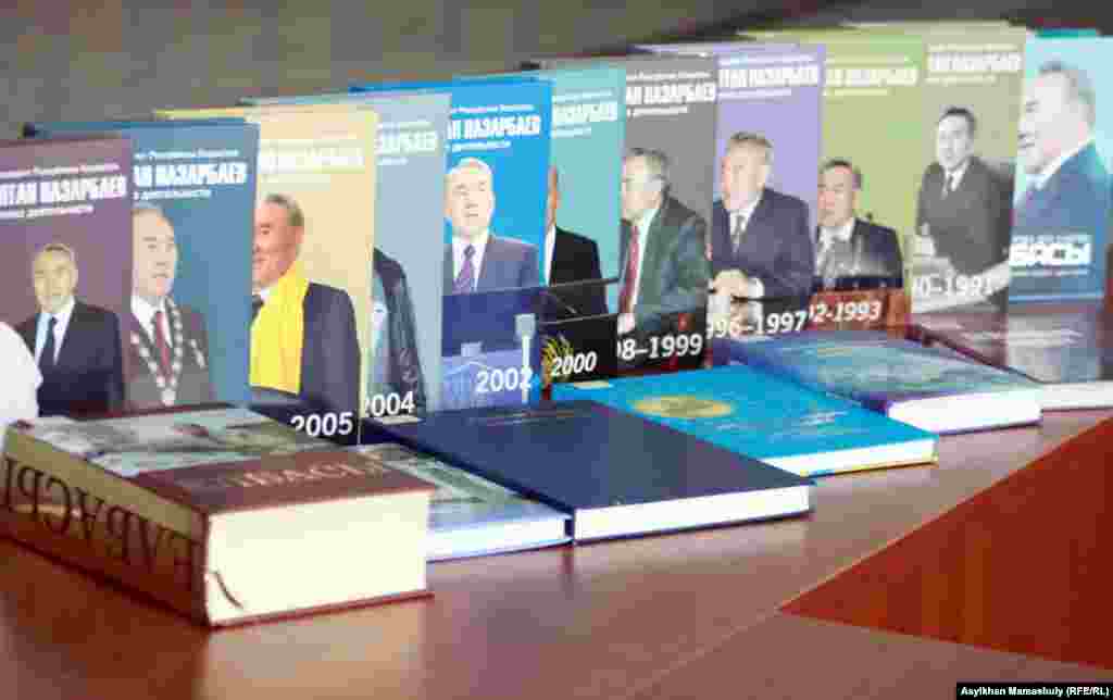 Осы уақытқа дейін жүзден астам кітаптың авторы атанған президент Нұрсұлтан Назарбаев 1997 жылы шыққан бір кітабында «қаусап қалса да, СССР-ді 18 жыл басқарған» Леонид Брежневті сынаған еді. Қазақстанда Назарбаевтың кітаптарына арналған көрмелер, ғылыми-практикалық жиындар, байқаулар мен тағы да басқа көптеген шаралар тұрақты өткізіліп тұрады. Сонымен бірге, тұңғыш президент ән шығарған, тіпті Қазақстанның мемлекеттік әнұранына да өлең жолдарын жазған автор ретінде аталады. Суретте: Ұлттық кітапхана сөресіндегі Нұрсұлтан Назарбаевтың кітаптары. Алматы, 4 шілде 2012 жыл.