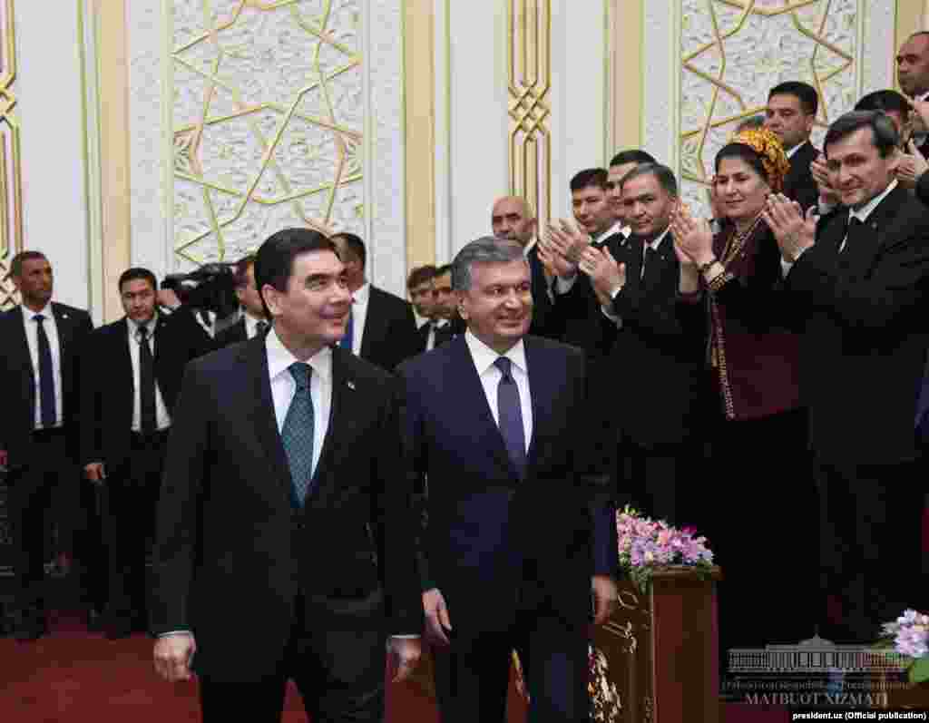 Дереккөздің мәліметіне қарағанда, Гурбангулы Бердімұхамедов бұл сапарында Шавкат Мирзияевтан Түркіменстан газын Ауғанстан арқылы Пәкістан мен Үндістанға жеткізетін TAPI газ құбыры жобасының құрылысына "қаражат сұраған". 24 сәуір 2018 жыл. 