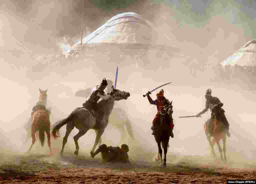 Коюу чаңдын арасында кылыч чабышкан баатырлар. 