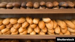 Полки с хлебобулочной продукцией в супермаркете. Иллюстративное фото.