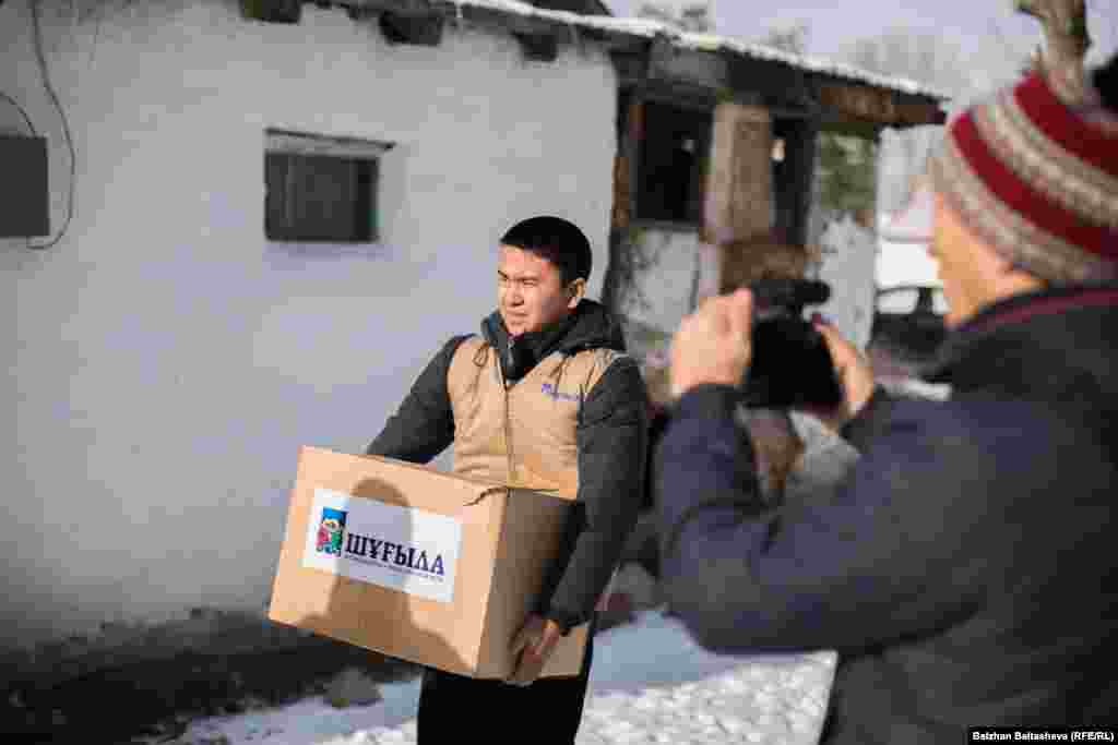 Волонтеры фонда «Шугыла» разносят продукты питания малоимущим семьям в селе Таукаратурык.