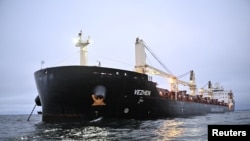 Լուսանկարում «Վեժեն» նավը, որը, ինչպես ենթադրվում է, վնասել է Լատվիայի և Շվեդիայի միջև ստորջրյա մալուխը, խարսխված հունվարի 27-ին Կառլսկրունայի մոտակայքում գտնվող շվեդական ռազմածովային բազայի մոտ