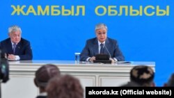 Президент Казахстана Касым-Жомарт Токаев (справа) и аким Жамбылской области Бердибек Сапарбаев на встрече с жителями села Каракемер. 1 марта 2020 года.